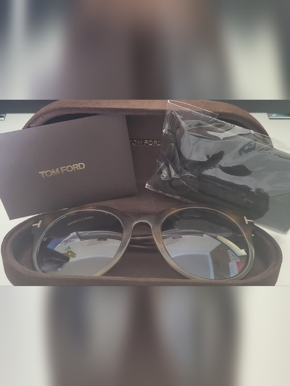 Tom Ford Tortoiseshell Round Sunglasses with Gradient Lenses Euc - Picture 5 of 16